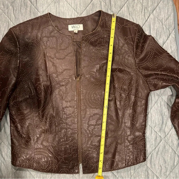 Women’s vintage brown Vakko leather jacket with perforated detailing. - Picture 11 of 12